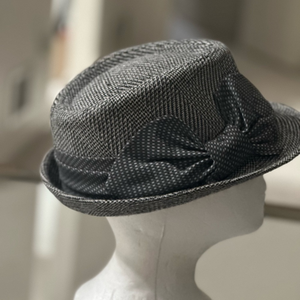 Stylish Gray Herringbone Hat with Bow